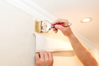 Pose de papier peint à Moustier — revêtements muraux et toiles de verre